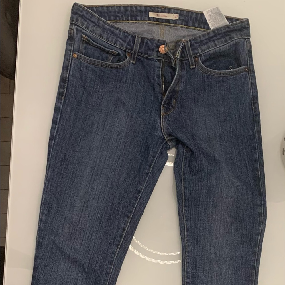 Levi 711 high waisted skinny jeans.